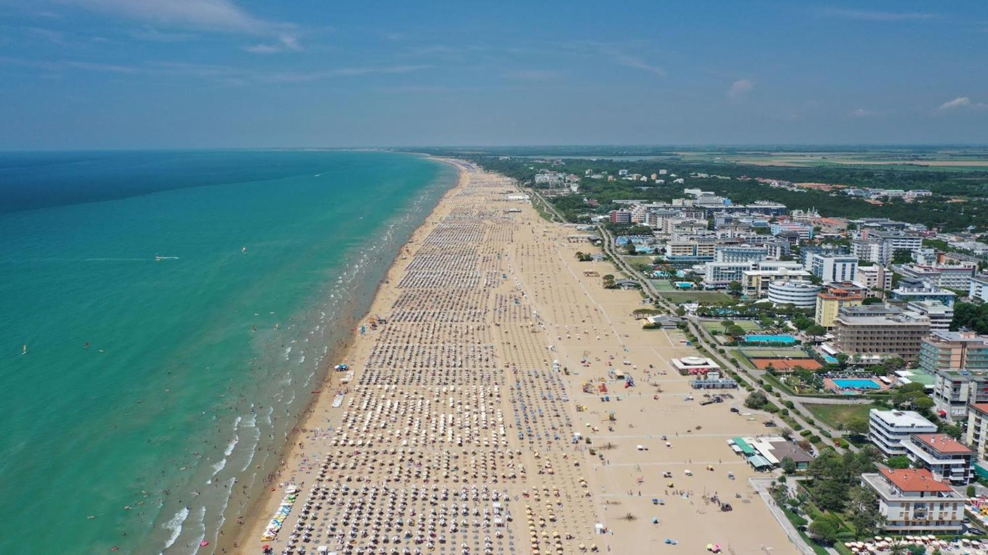 Apartment Enjoy Sun, Sand, And Shopping In Our *